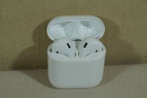 lot 45 image: Apple Airpods Earbuds