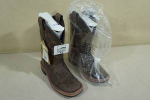 lot 75 image: Smoky Mountain Boots -Kids Size 9.5, Brown