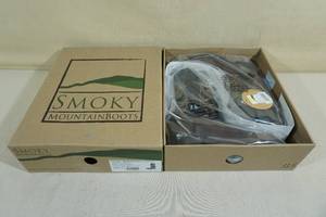 lot 78 image: Smoky Mountain Boots -Kids Size 13.5, BrownBlack