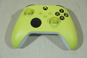 lot 138 image: Microsoft XBOX Controller Green