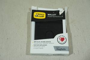 lot 154 image: Otter Box MagSafe Wallet