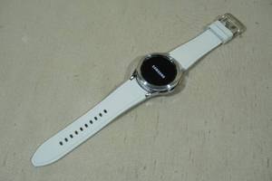 lot 172 image: Samsung Galaxy 42mm Watch 4 Classic with GPS White Band