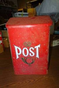 lot 624 image: Post Metal Mailbox