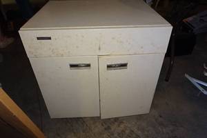 lot 632 image: Metal Rolling Cabinet - 25.5x21.25x25