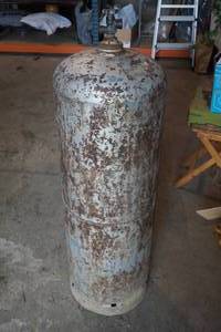 lot 116 image: 100# Propane Tank
