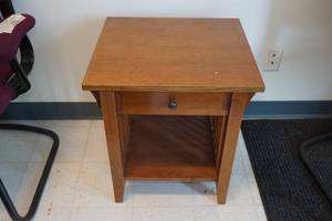 lot 362 image: Wood Side Table - 19.5x18x22