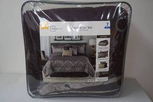 lot 377 image: Mainstay FullQueen Comforter Set