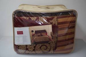 lot 380 image: Luxury Comforter Set Queen