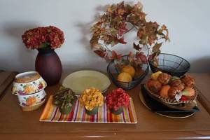 lot 398 image: Assorted Fall Themed Dcor