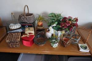 lot 399 image: Assorted Baskets and Vases