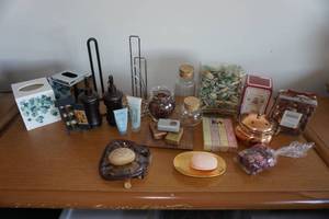 lot 401 image: Assoted Bathroom Dcor -Paper Towel Holder, Jars, Soap Plates, Tissue Covers