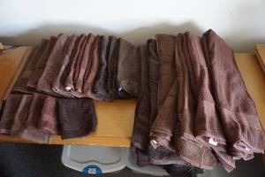lot 411 image: Brown Towels 11 Hand Towels, 6 Towels, 6 Rags