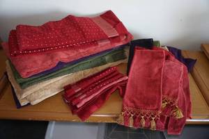 lot 413 image: Large Assortment of Towels -10 Towels, 6 Rags, 12 Hand Towels