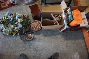 lot 188 image: Assorted Home Dcor -Wreaths, Vases, Frames, Statues
