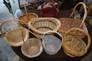 lot 189 image: 8 Woven Baskets