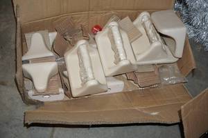 lot 621 image: Ceramic Wall Mounts Toilet Paper Holders