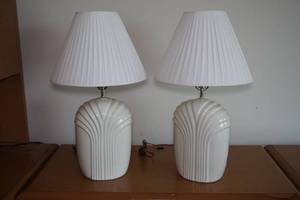 lot 630 image: 2 Table Top Lamps