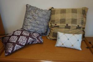 lot 422 image: 4 Decorative Pillows