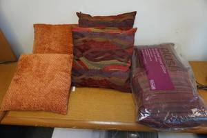 lot 423 image: 6 Decorative Pillows