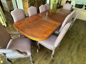 lot 3 image: Stunning Dining Room Table and Chairs