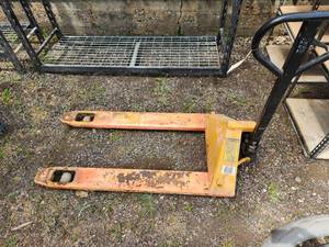 lot 28 image: Pallet Jack