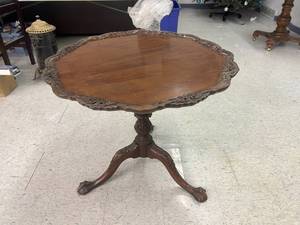 lot 10 image: Clawfoot Parlor Table
