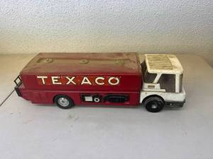 lot 14 image: Texaco Ride On Truck