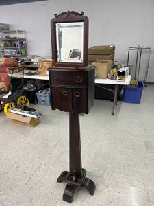 lot 4 image: Antique Oak Shaving Stand With Adjustable Mirror