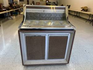 lot 9 image: Seeburg LPC-1 Jukebox 45s