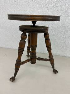 lot 20 image: Clawfoot Adjustable Piano Stool