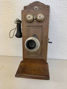 lot 21 image: Antique Wall Telephone