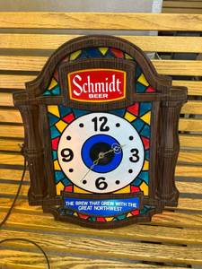 lot 24 image: Schmidt Beer Light Up Clock