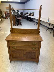 lot 32 image: Antique Dresser