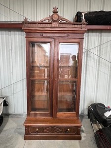 lot 3 image: Antique Knockdown Cabinet