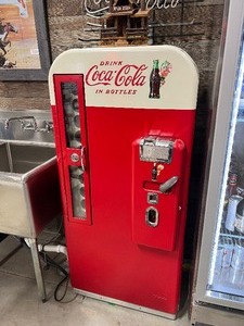 lot 1 image: Coca-Cola Vendo H81A Vending Machine