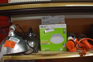 lot 5 image: Light Fixtures