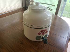 Crock Shop Water Dispenser