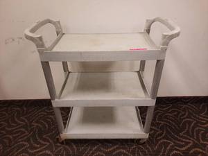 lot 121 image: Cambro 3-tier Service Cart