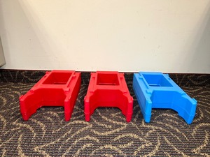 lot 142 image: Cambro Camtainer Risers