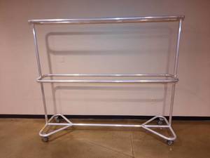 lot 30 image: Tubular Metal Hanging Rac