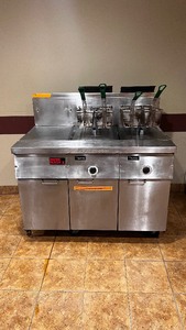 lot 44 image: Frymaster Model FM.235SE Fryer on Wheels