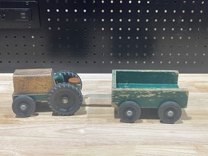lot 9 image: Vintage Wooden Tractor Trailer