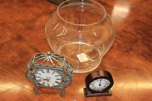 lot 33 image: Glass Bowl w Clocks
