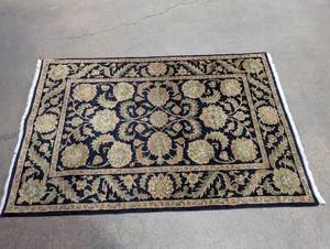 lot 28 image: 6 3 x 4 1 (75 x 49) Decorative Rug - See Pictures