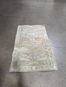 lot 29 image: 3 x 5 (36 x 60) Decorative Rug - See Pictures