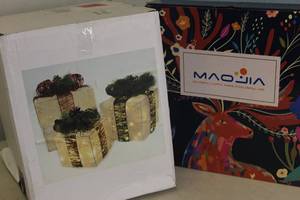 lot 115 image: Christmas Present Light Decoration  MAOJIA LED Decoration Lights