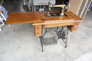 lot 9 image: Beautiful Antique Singer Treadle Sewing Machine...