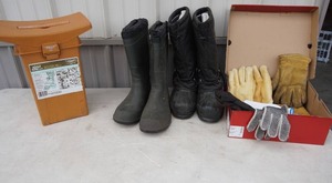 lot 36 image: OutdoorSportingClothing Boots & Gloves, Fenwick Sports Seat