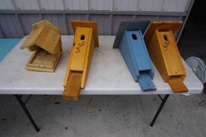 lot 59 image: Outdoor Decor...Bluebird Houses and Feeder
