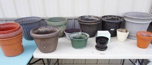 lot 62 image: Outdoor Lawn & Garden...Flower Pots and Stand
